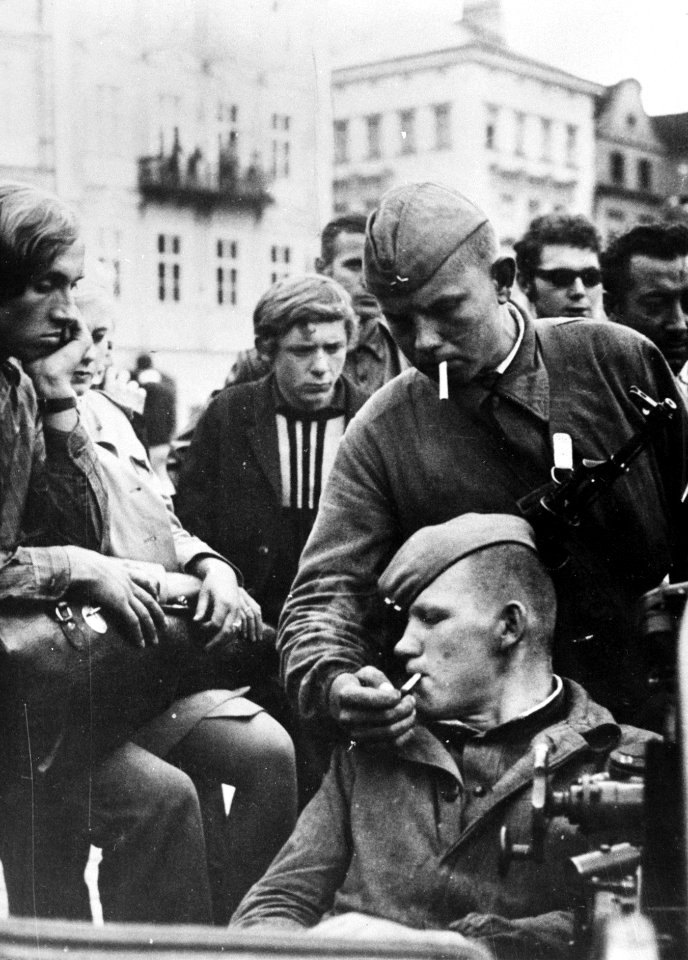 Russische soldaten in Brno ( Tsjecho-Slowakije ), Bestanddeelnr 921-6324