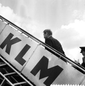 Russische spion Smirnof uitgewezen, vertrek van Schiphol, Bestanddeelnr 911-4069