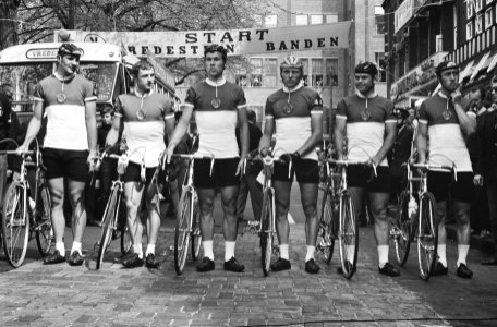 Russische ploeg bij de start van de wielerronde op het Rembrandtsplein te Amste…, Bestanddeelnr 924-5280