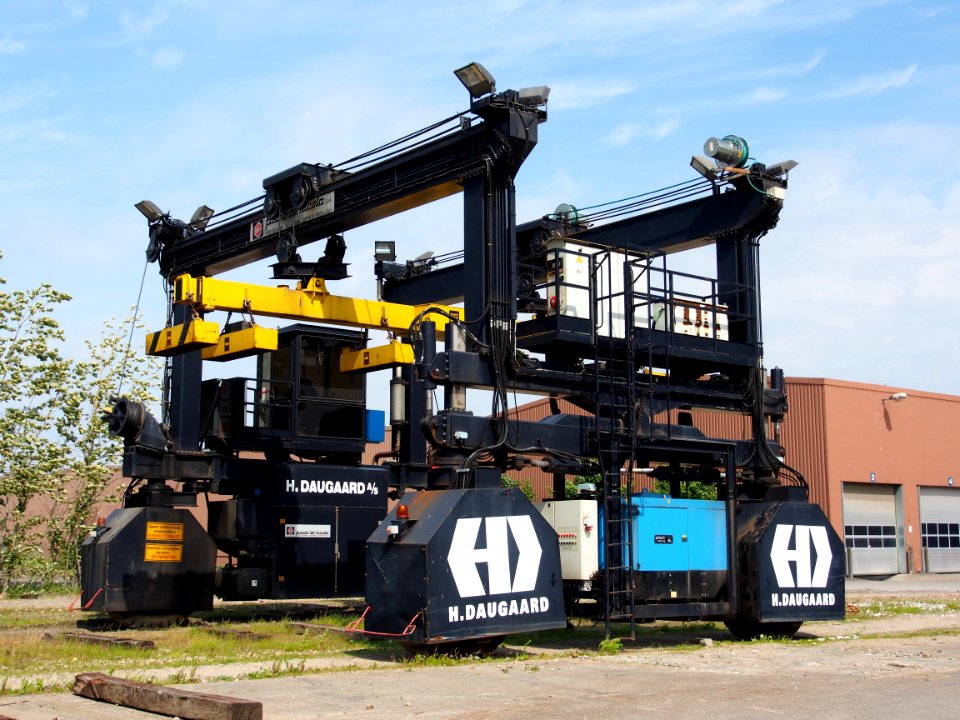 Rubber tyred gantry crane (RTG) pic3