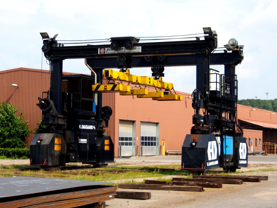 Rubber tyred gantry crane (RTG) pic-2