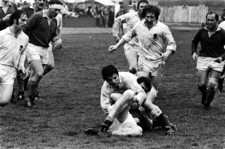 Rugby interland Nederland tegen Engeland 5 spelmoment uit scrum, 6 Engelse over, Bestanddeelnr 929-7038