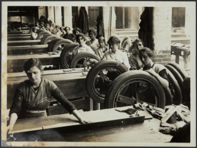 Rubber factory in Lancashire. British women rubber workers in Lancashire. Buildi, Bestanddeelnr 158-1643