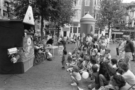 Rubens poppenkasttheater De Kleine Wereld op Leidseplein in Amsterdam het publi, Bestanddeelnr 933-0504
