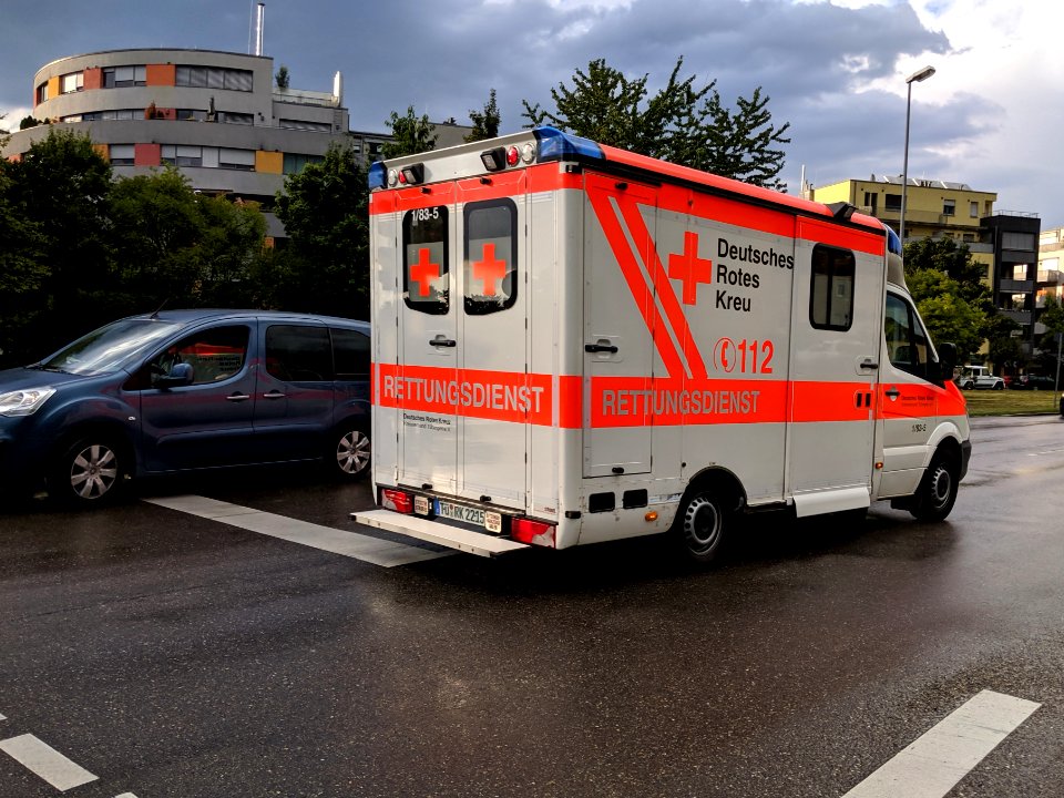 RTW des DRK in Tübingen in der Stuttgarter Straße von hinten