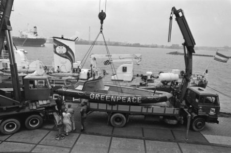 Rubberboot van Greenpeace in beslag genomen i.o.v. Britsh Nucleair Tuel de rub, Bestanddeelnr 934-0216