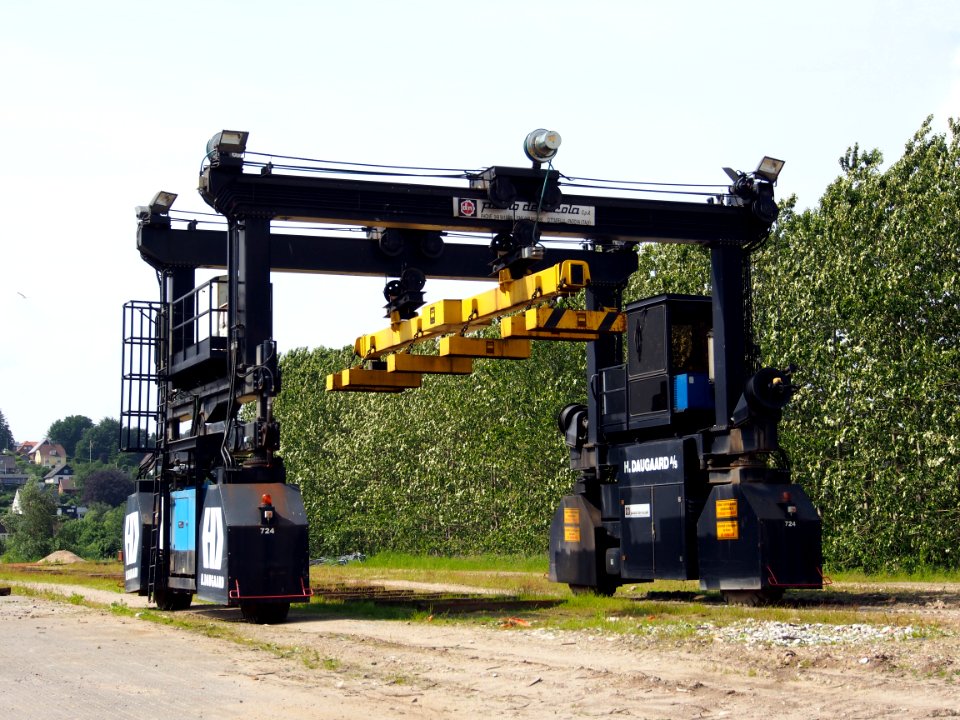 Rubber tyred gantry crane (RTG) pic1