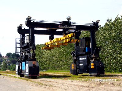 Rubber tyred gantry crane (RTG) pic1