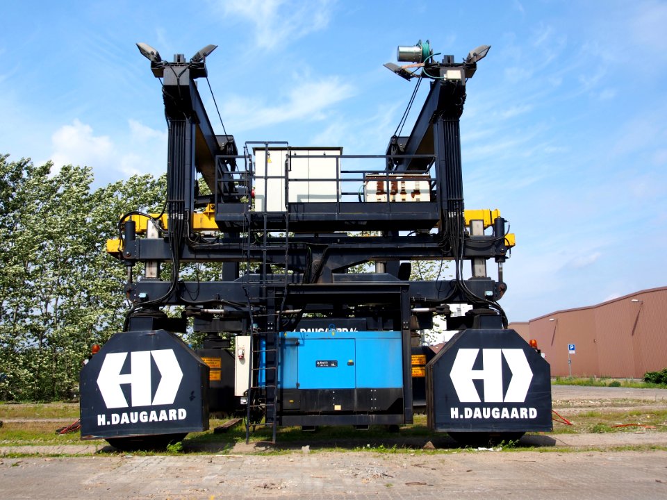 Rubber tyred gantry crane (RTG) pic4