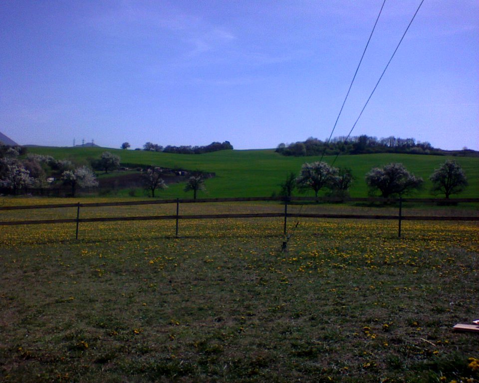 Rozestavěnost v Bystřanech - prázdná parcela 15. duben 2007 A