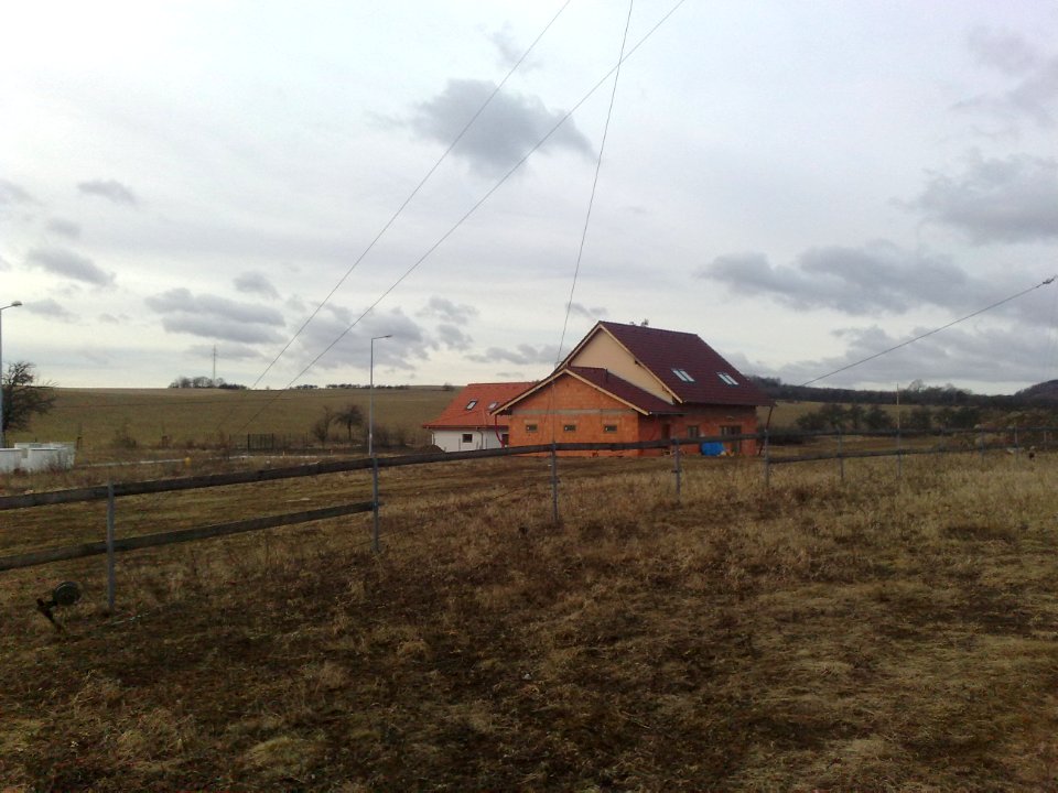 Rozestavěnost v Bystřanech - dokončování výstavby 25. června (EXIF je chybný) 2012 D