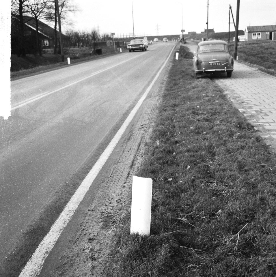 Rubber paal langs de verkeerswegen op de weg Haarlem Schiphol, Bestanddeelnr 917-3965
