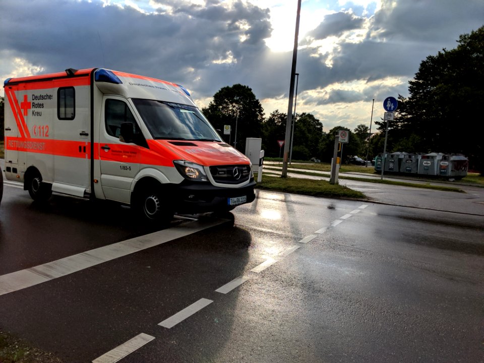 RTW des DRK in Tübingen in der Stuttgarter Straße von vorne