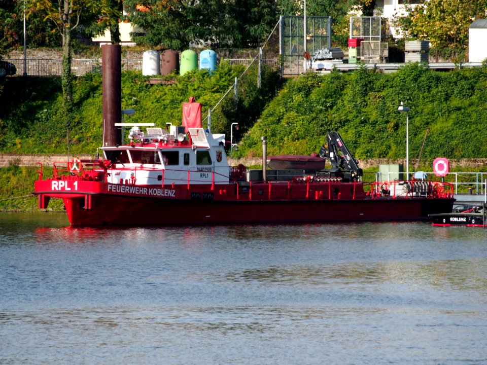 RPL1 Feuerwehr Koblenz, ENI 04402900 on the Moselle river at Koblenz at the Deutches Eck