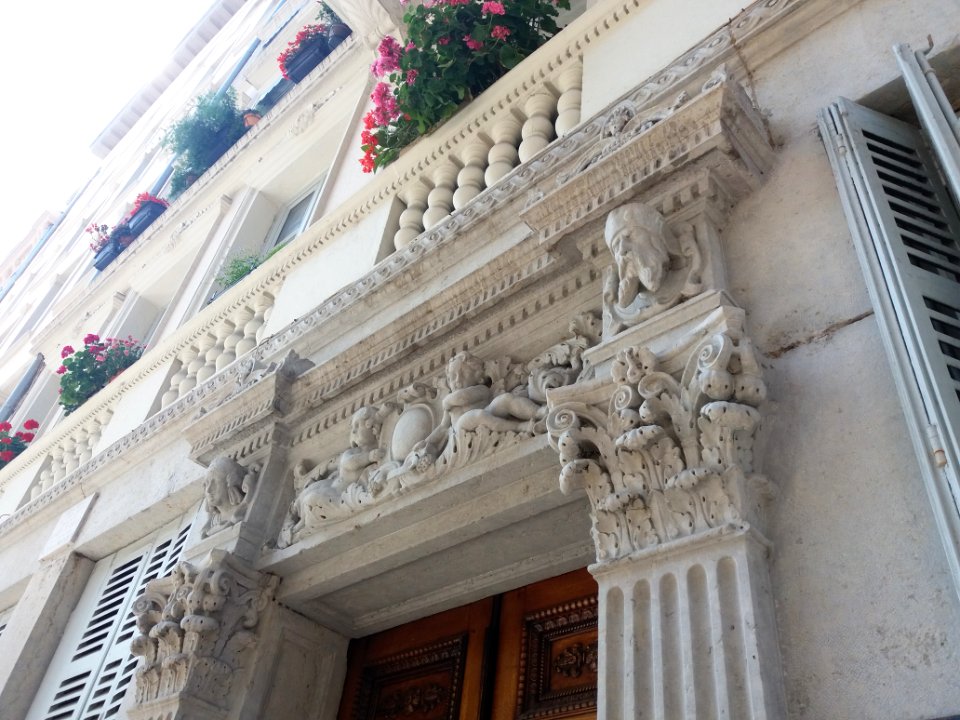Rue Franklin - Porte au numéro 10 - Fronton vu côté nord