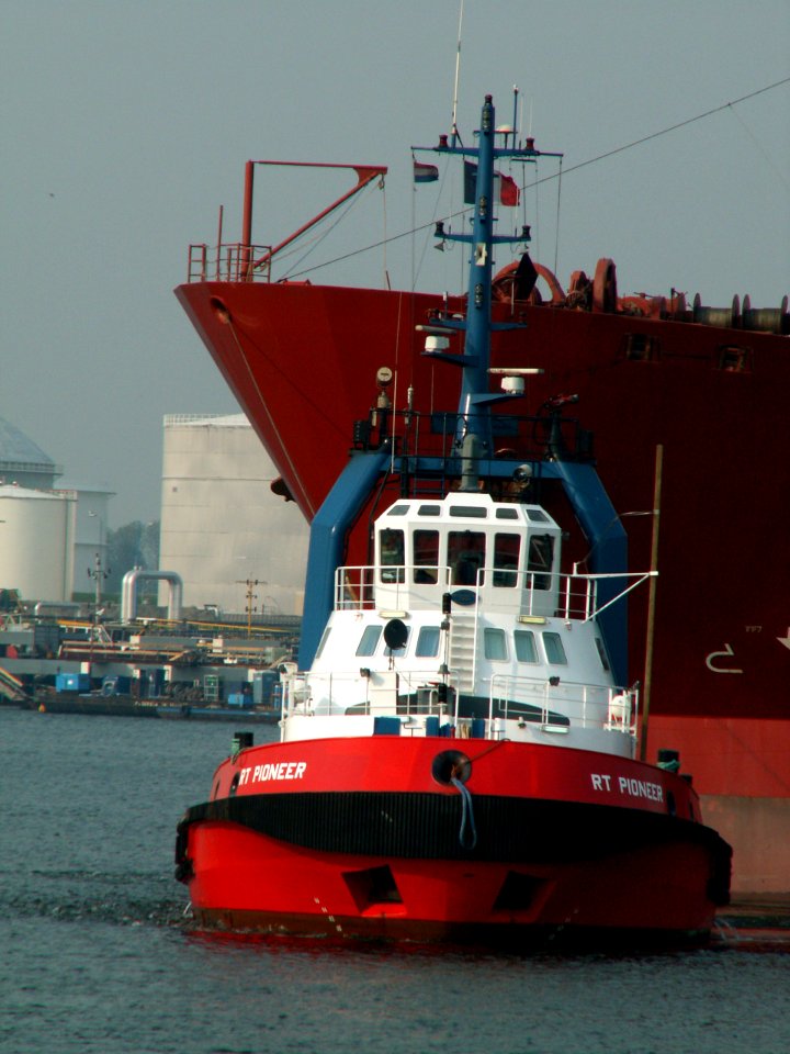 RT Pioneer - IMO 9190614 p2 in the Calandkanaal, Holland 07-May-2006