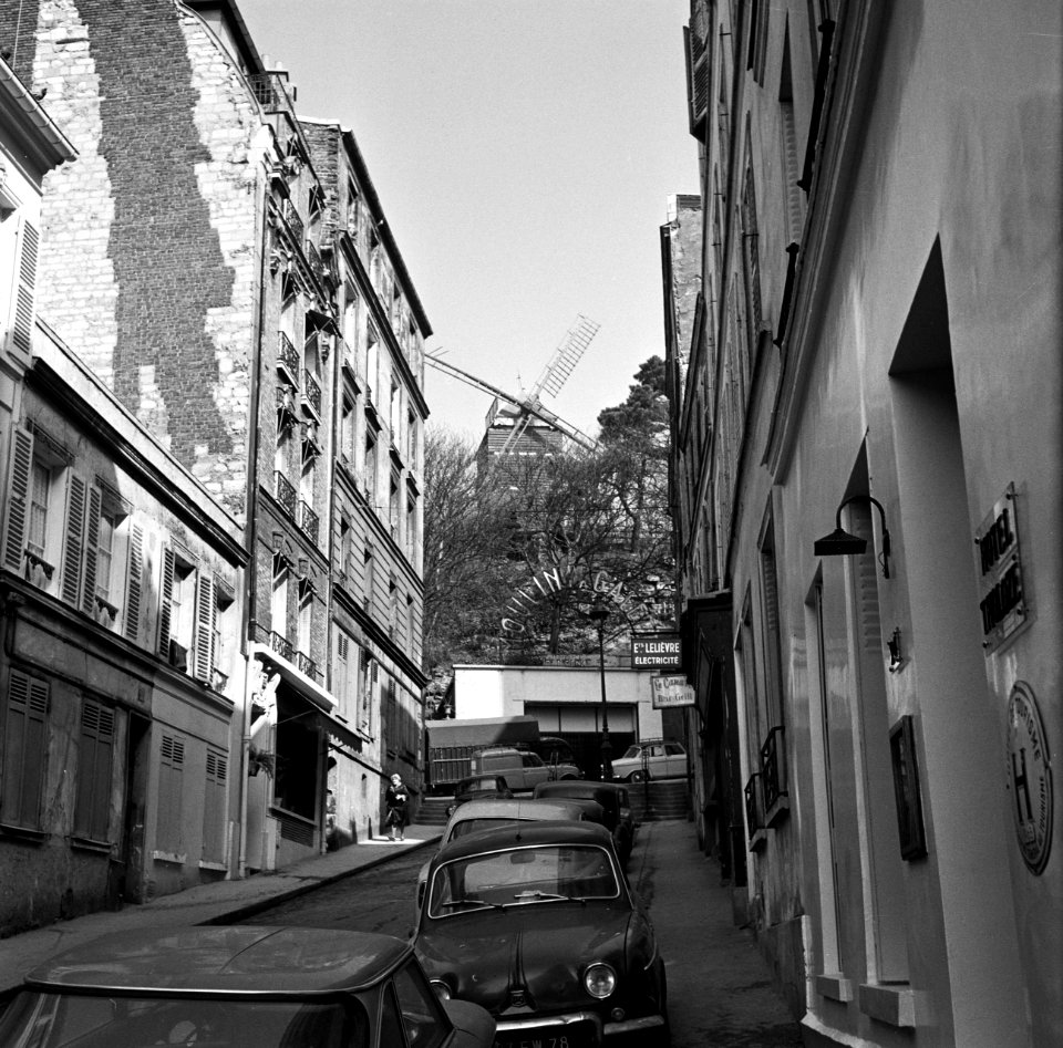 Rue Lepic in Montmartre, met aan het einde van de straat de Moulin de la Galette, Bestanddeelnr 254-0574