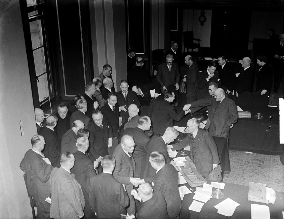 RTC in Eerste Kamer felicitatie van Ministers, Bestanddeelnr 903-7580