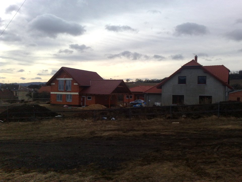 Rozestavěnost v Bystřanech - dokončování výstavby 25. června (EXIF je chybný) 2012 A