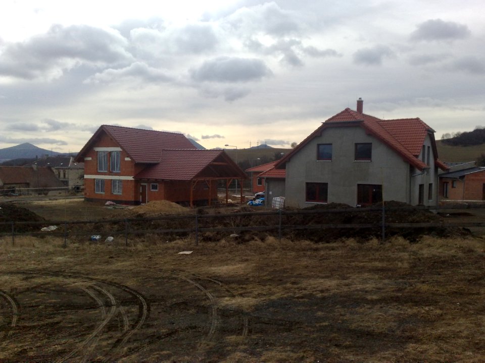 Rozestavěnost v Bystřanech - dokončování výstavby 25. června (EXIF je chybný) 2012 E