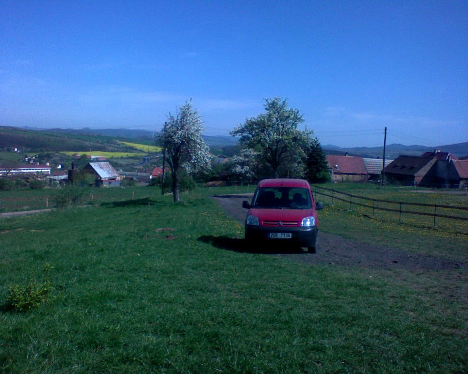 Rozestavěnost v Bystřanech - prázdná parcela 15. duben 2007 B