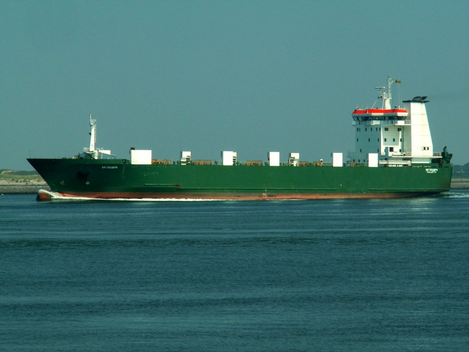 RR Triumph - IMO 9119397 leaving Port of Rotterdam