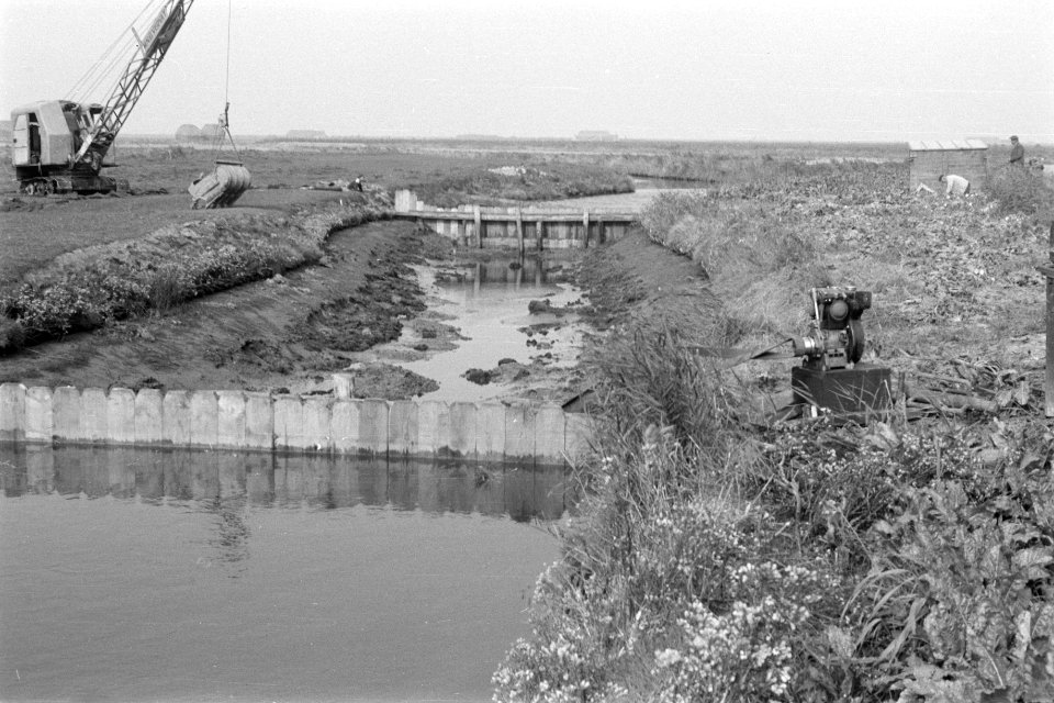 Ruilverkaveling de Vierbannen. Bouwput in sloot, Bestanddeelnr 170-1198