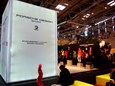Ruhebereich mit Porsche Design Aufsteller ISPO 2014 (02)