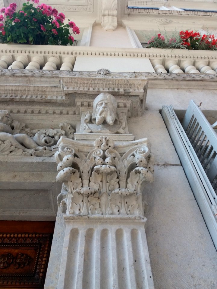 Rue Franklin - Porte au numéro 10 - Sculpture droite