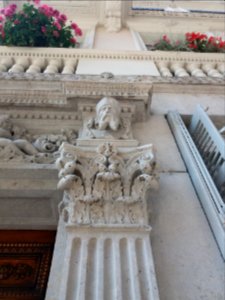 Rue Franklin - Porte au numéro 10 - Sculpture droite