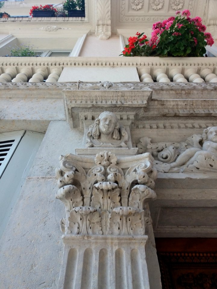 Rue Franklin - Porte au numéro 10 - Sculpture de Louise Labé