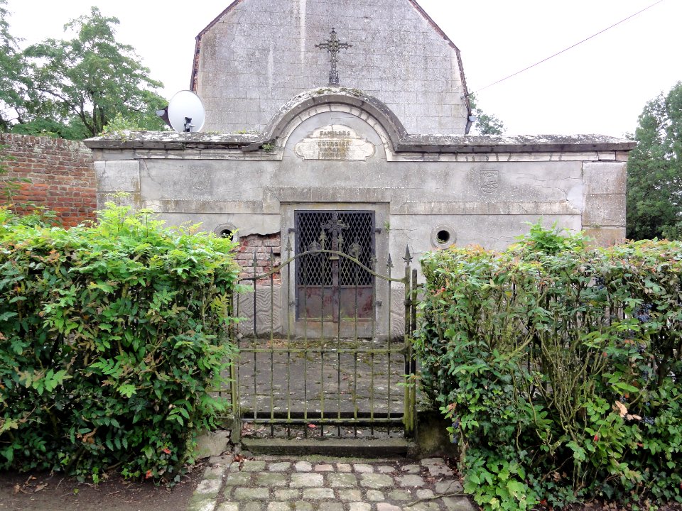 Ruesnes (Nord, Fr) mausolée du château