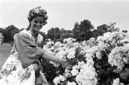 Rozenkoningin Ada Erotsieck bezoekt rozententoonstelling in Den Haag, Bestanddeelnr 928-6854