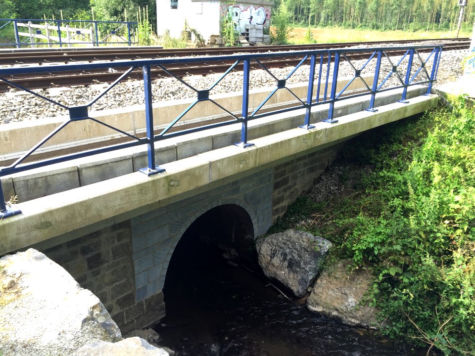 Rue du Tordoir à Cour-sur-Heure - Pont, eau d'heure et voie de chemin de fer