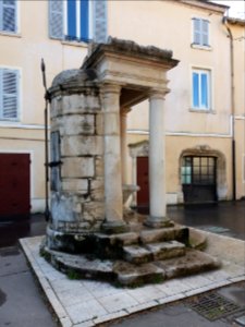 Rue des Macchabées - Fontaine du Taurobole - Côté