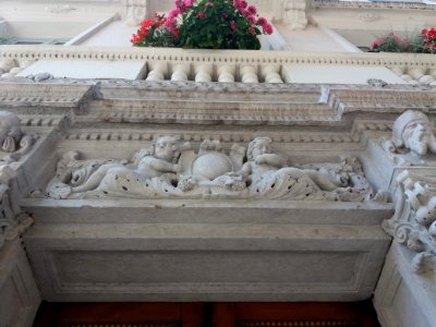 Rue Franklin - Porte au numéro 10 - Anges du fronton