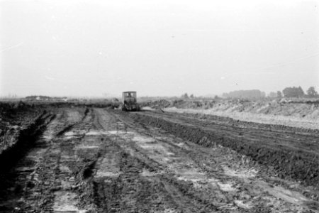 Ruilverkavelingen, ontginning, grondbewerking, egaliseren, bezanden, bulldozers,, Bestanddeelnr 170-1219