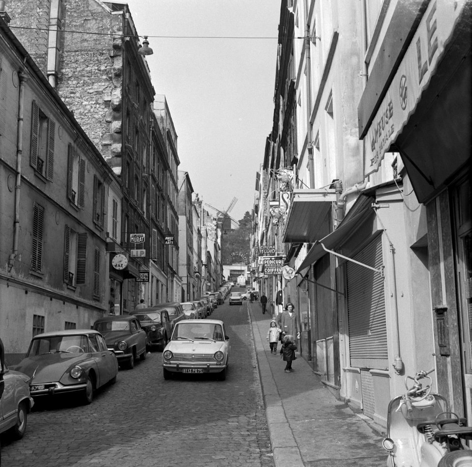 Rue Lepic in Montmartre, met aan het einde van de straat Le Moulin de la Galette, Bestanddeelnr 254-0478