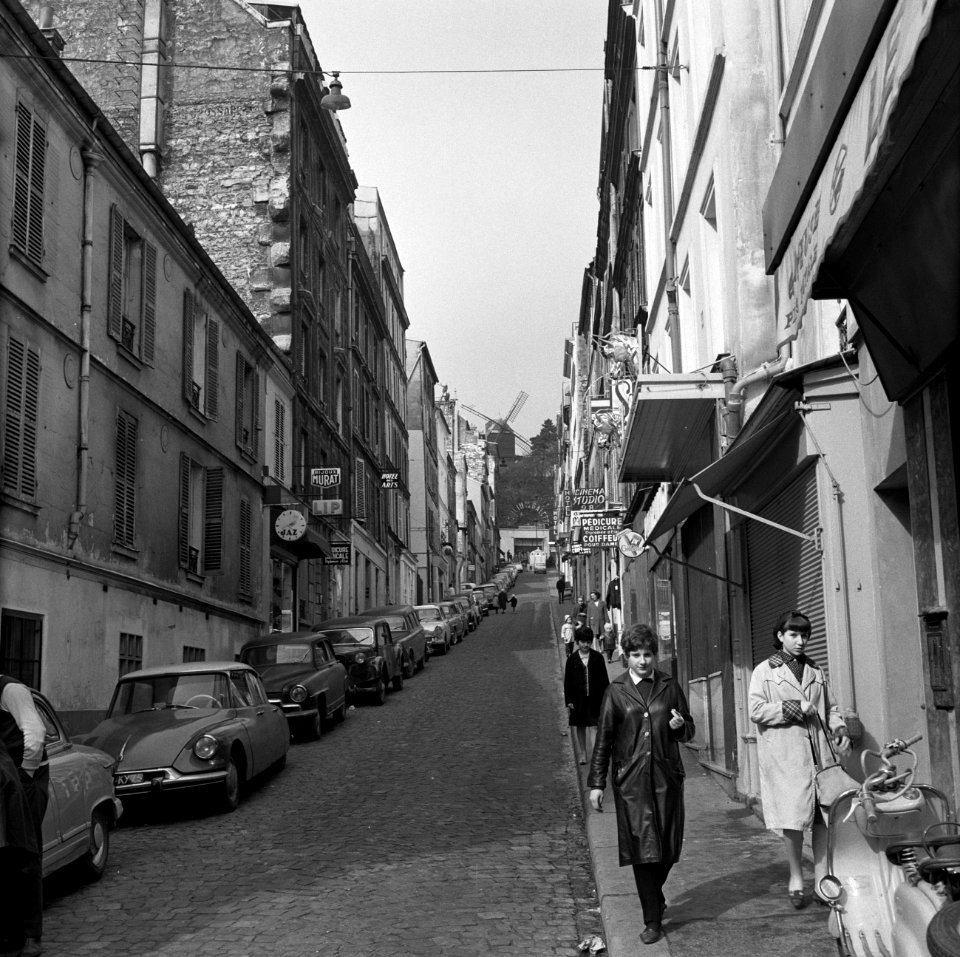 Rue Lepic in Montmartre, met aan het einde van de straat Le Moulin de la Galette, Bestanddeelnr 254-0479