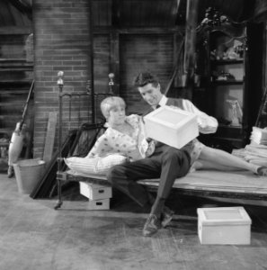 Rudi Carrell TV-show, Rudi en Jenny Arean met kijkdoos, Bestanddeelnr 919-0482