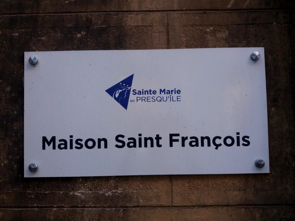 Rue François Dauphin - Église Saint François de Sales - Plaque Maison Saint François, Sainte Marie en Presqu'île