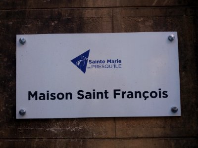 Rue François Dauphin - Église Saint François de Sales - Plaque Maison Saint François, Sainte Marie en Presqu'île