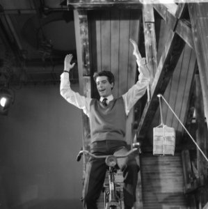 Rudi Carrell TV-show, Rudi Carrell op fiets, Bestanddeelnr 919-0487