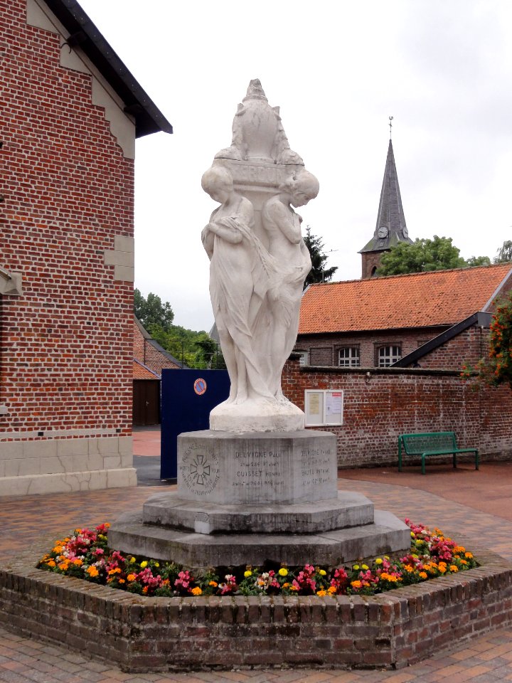 Ruesnes (Nord, Fr) monument aux morts