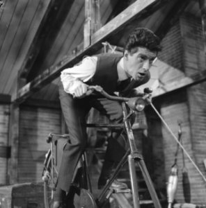 Rudi Carrell TV-show, Rudi Carrell op fiets, Bestanddeelnr 919-0486