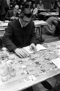 Ruilbeurs in de Koopmansbeurs. Twee jongens verhandelen voetbalfotos, Bestanddeelnr 920-9708