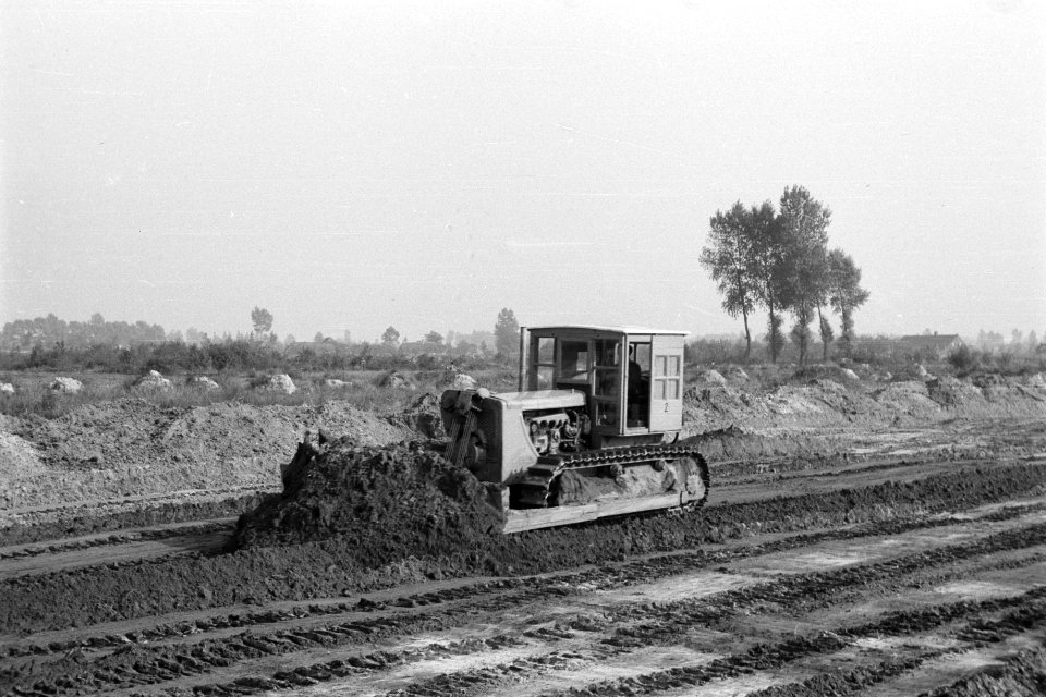 Ruilverkavelingen, ontginning, grondbewerking, egaliseren, bezanden, bulldozers,, Bestanddeelnr 170-1218