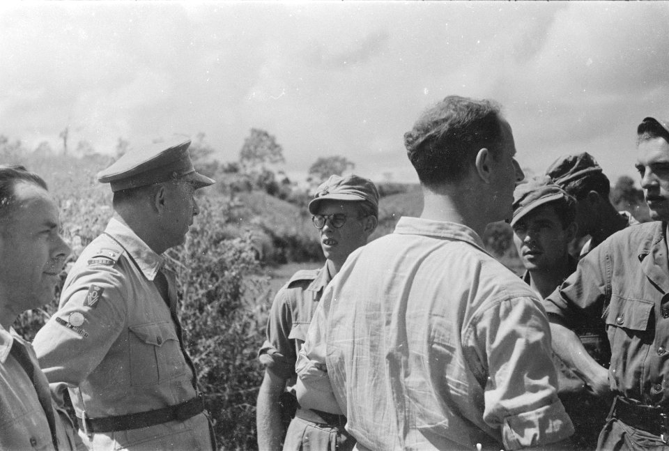 Ruijs de Beerenbrouck in gesprek met een soldaat. Luiitenant-kolonel J.J.A. Boer, Bestanddeelnr 194A-5-4