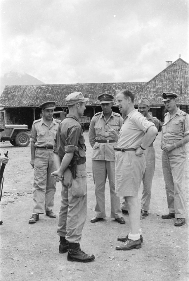 Ruijs de Beerenbrouck in gesprek met een soldaat. Officieren, waaronder luitenan, Bestanddeelnr 194A-5-5