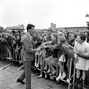 Rudi Carell was een van de bekende Nederlanders, die uitgenodigd was voor het op treden van The Beatles in Treslong. NL-HlmNHA 1478 09
